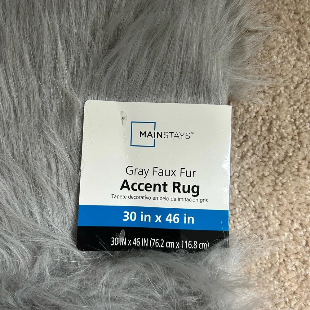 NWT Mainstays Gray Faux Fur Accent Rug